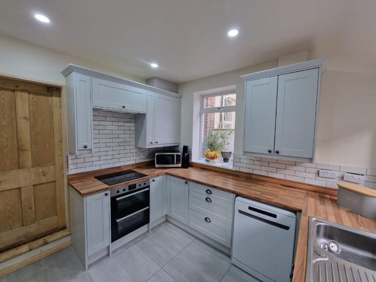 Shaker kitchen with oak worktops
